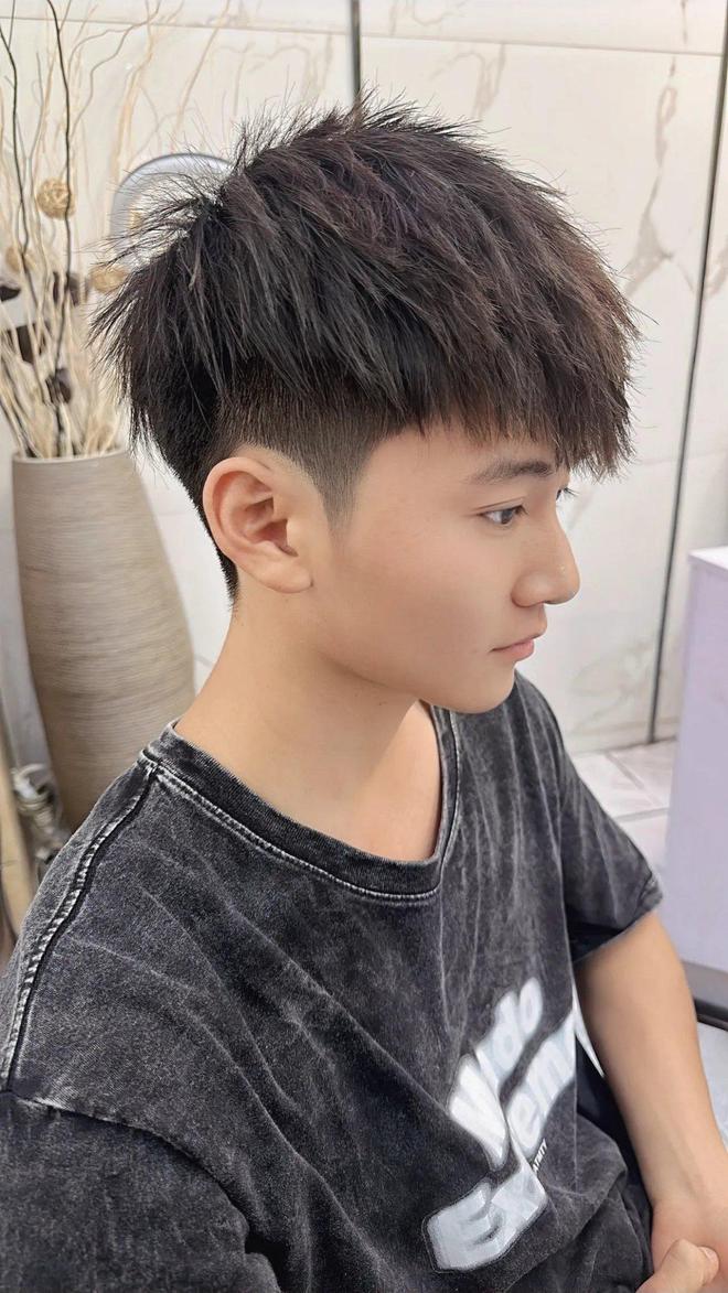 時尚變遷，探索短發(fā)型風潮與影響，展望2025最新流行趨勢