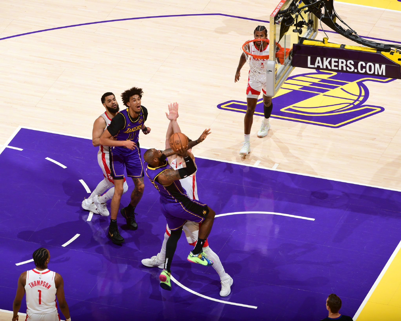 湖人火箭精彩集錦，科技巨獻(xiàn)，前所未有的籃球盛宴體驗(yàn)