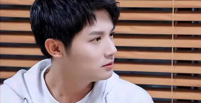 鄭業(yè)成最新行程揭秘，忙碌明星之旅的足跡